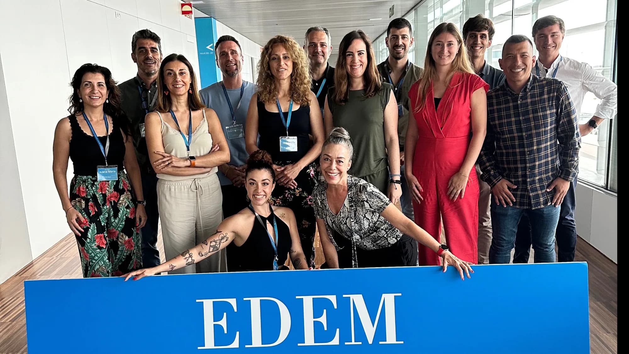 Jade Tchey con un grupo de alumnos en EDEM