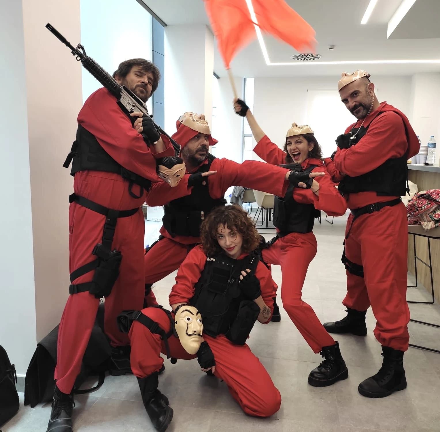 La banda al completo, con máscaras y monos rojos, en un teambuilding de Orathorix