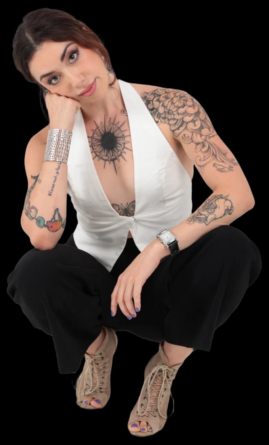Jade Tchey, fundadora de Orathorix, agachada en el estudio