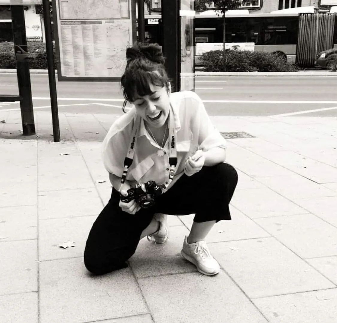 Jade Tchey en la calle con su cámara analógica