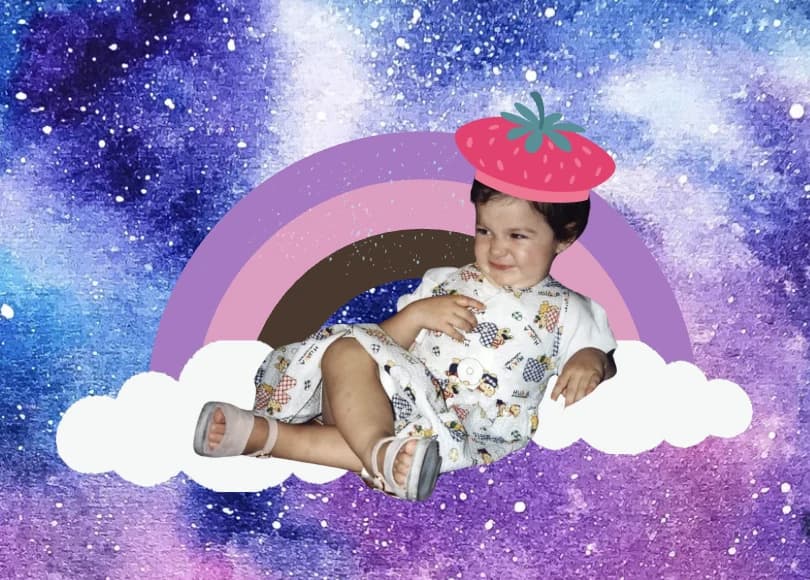 Jade Tchey de pequeña, sentada en una nube con un arcoíris detrás