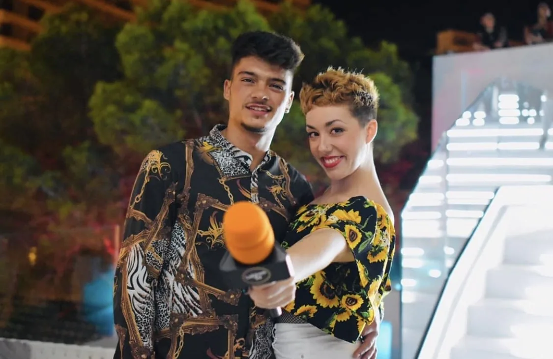 Jade Tchey entrevistando con micrófono