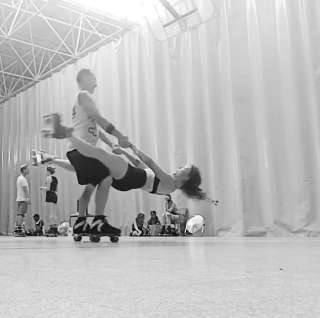 Figura de pareja en patines, con Jade Tchey sostenida en horizontal
