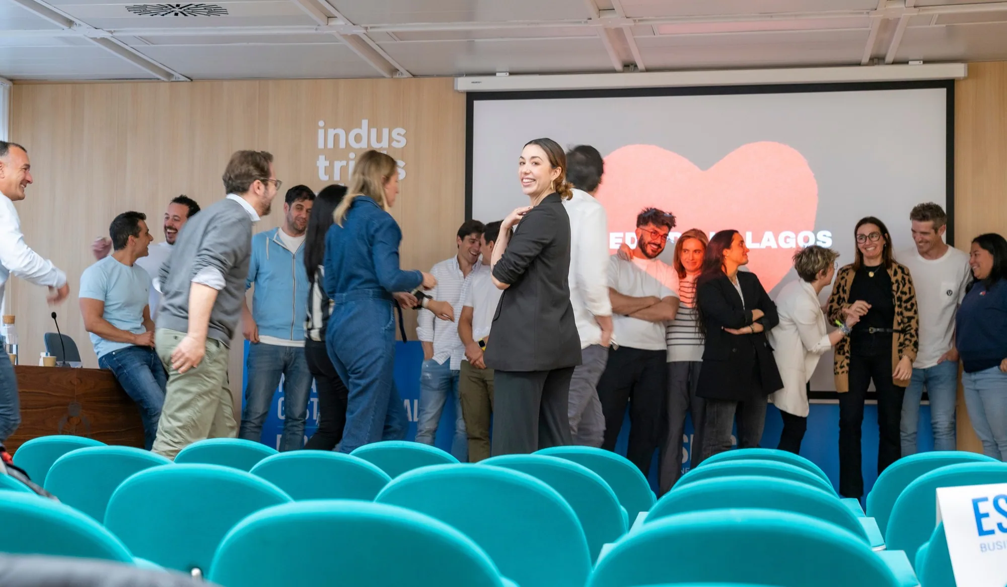 Jade Tchey entrenando la oratoria de un equipo en Valencia